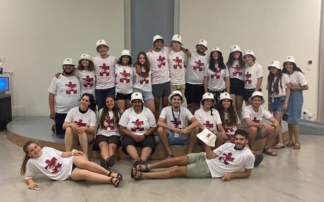 Des moniteurs de Piece of the Puzzle, l'une des 20 colonies organisés en Israël en juillet-août 2021 dans le cadre de Summer Camps Israel. (Crédit : Summer Camps Israel)