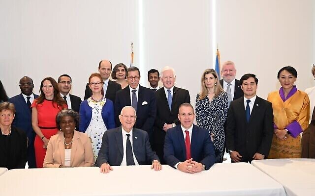 Le président Reuven Rivlin , au milieu, assis, avec un groupe de 21 ambassadeurs à New York, le 29 juin 2021. (Crédit : Shahar Azran) Le président Reuven Rivlin , au milieu, assis, avec un groupe de 21 ambassadeurs à New York, le 29 juin 2021. (Crédit : Shahar Azran)