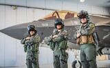 Des pilotes israéliens posent pour une photo devant un avion de chasse F-35 avant un exercice de l'armée de l'air en Italie en juin 2021. (Crédit: Tsahal)