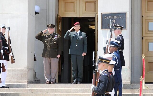 Le chef d'État-major de l'armée Aviv Kohavi, au centre, à droite, et le président des États-majors américains Mark Milley, au centre, à gauche, devant le département américain de la Défense à Washington, le 21 juin 2021. (Crédit : Armée israélienne) Le chef d'État-major de l'armée Aviv Kohavi, au centre, à droite, et le président des États-majors américains Mark Milley, au centre, à gauche, devant le département américain de la Défense à Washington, le 21 juin 2021. (Crédit : Armée israélienne)