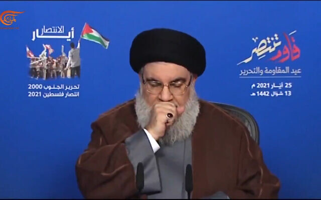 Le chef du Hezbollah, Hasan Nasrallah, tousse lors d'une allocution le 25 mai 2021 (Crédit : capture d'écran Twitter) Le chef du Hezbollah, Hasan Nasrallah, tousse lors d'une allocution le 25 mai 2021 (Crédit : capture d'écran Twitter)