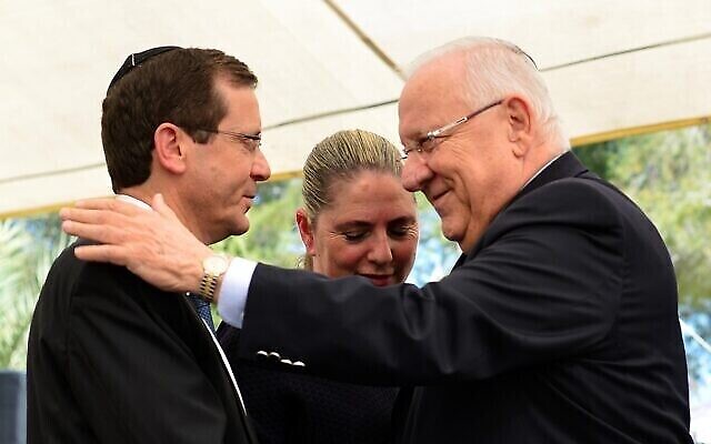 Le président Reuven Rivlin avec son successeur Issac Herzog et l'épouse d'Herzog Michael. (Crédit : Kobi Gideon / GPO)