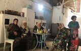Tina (à droite), une habitante arabe d'Acre en compagnie de quelques voisines. Elle a tenté de protéger la galerie où elle travaille, qui appartient à des Juifs, lors des récents troubles dans la ville mixte, et demande comment et pourquoi cela s'est produit dans sa ville. (Jessica Steinberg / Times of Israel)