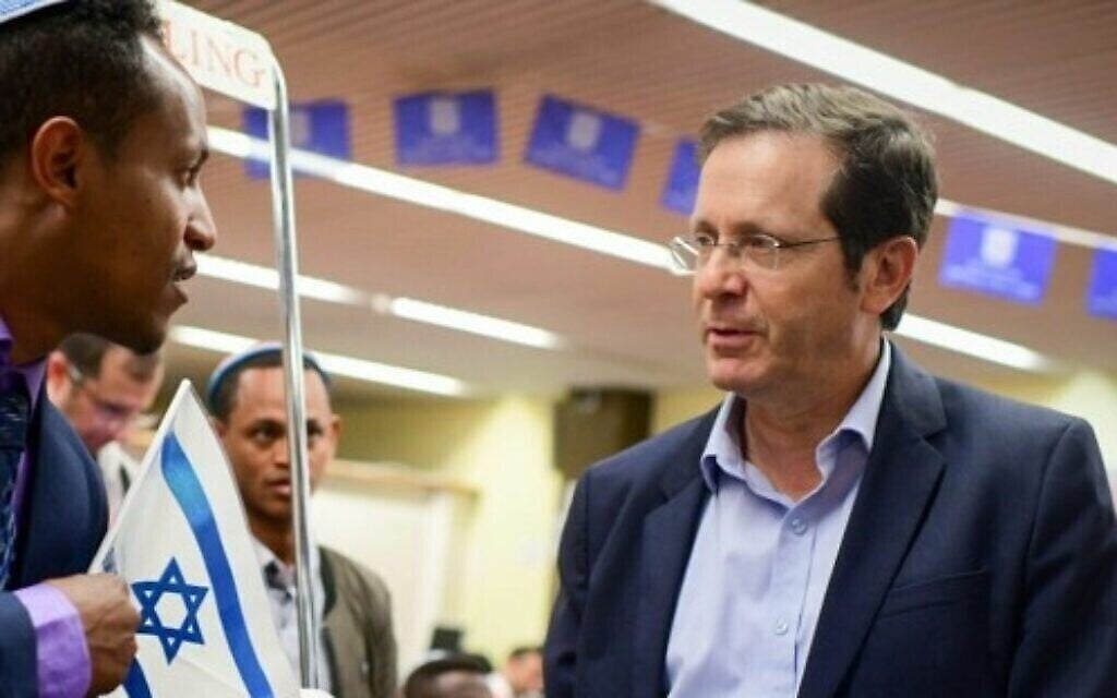 Le président de l’Agence juive Isaac Herzog rencontre des immigrants éthiopiens, le 4 février 2019. (Crédit : Tomer Neuberg/Flash90)