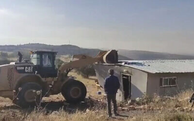 Une structure est démolie dans l'avant-poste illégal d'Oz Zion, au nord de Jérusalem, le 23 juin 2021. (Capture d'écran)