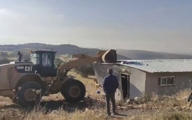 Une structure est démolie dans l'avant-poste illégal d'Oz Zion, au nord de Jérusalem, le 23 juin 2021. (Capture d'écran) Une structure est démolie dans l'avant-poste illégal d'Oz Zion, au nord de Jérusalem, le 23 juin 2021. (Capture d'écran)