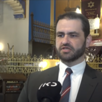 Le rabbin Mordechai Eliezer (Zsolt) Balla, nommé Grand Rabbin de l'armée allemande, s'adressant à la chaîne publique Kan le 3 juin 2021. (Crédit : Capture d'écran/YouTube)