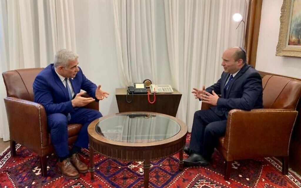 Le Premier ministre Naftali Bennett (à droite) et le ministre des Affaires étrangères Yair Lapid se rencontrent au bureau du Premier ministre à Jérusalem le 16 juin 2021. (Courtoisie) Le Premier ministre Naftali Bennett (à droite) et le ministre des Affaires étrangères Yair Lapid se rencontrent au bureau du Premier ministre à Jérusalem le 16 juin 2021. (Courtoisie)