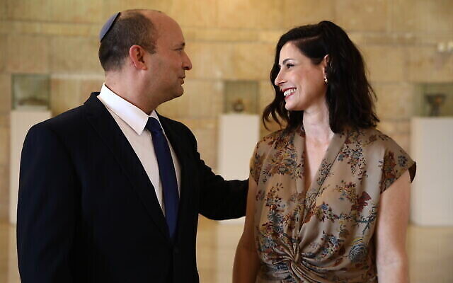 Le Premier ministre Naftali Bennett (à gauche) avec sa femme Gilat à la Knesset à Jérusalem, le 13 juin 2021. (Ariel Zandberg/Yamina) Le Premier ministre Naftali Bennett (à gauche) avec sa femme Gilat à la Knesset à Jérusalem, le 13 juin 2021. (Ariel Zandberg/Yamina)