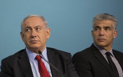 Le Premier ministre Benjamin Netanyahu (G) et le ministre des Finances de l'époque, Yair Lapid, lors d'une cérémonie de signature pour un nouveau port privé qui sera construit dans la ville d'Ashdod, dans le sud d'Israël, au bureau du Premier ministre à Jérusalem, le 23 septembre 2014. (Noam Revkin Fenton/Flash90)
