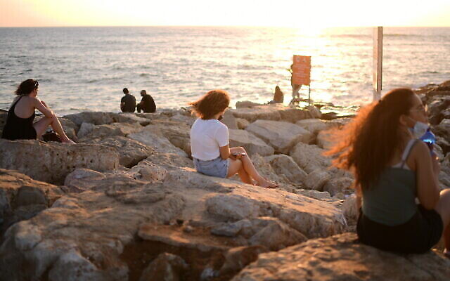 Des Israéliens au parc Charles Clore en bord de mer à Tel Aviv, le 14 juillet 2020. (Tomer Neuberg/Flash90)