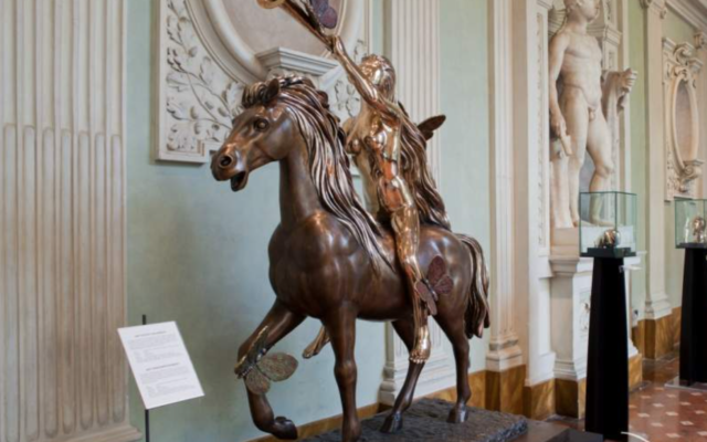 La sculpture "Lady Godiva avec des papillons" qui sera exposée dans le cadre d'une exposition itinérante consacrée à l'artiste à la Herzliya Arena à partir du 9 juillet. (Autorisation : Art Investment Partners SL)
