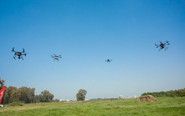 Des drones volent près de la ville de Hadera le 17 mars 2021, dans le cadre d'un projet pilote mené par l'Autorité israélienne de l'innovation avec des partenaires et des startups pour créer un réseau de livraisons par drone en Israël (Courtoisie). Des drones volent près de la ville de Hadera le 17 mars 2021, dans le cadre d'un projet pilote mené par l'Autorité israélienne de l'innovation avec des partenaires et des startups pour créer un réseau de livraisons par drone en Israël (Courtoisie).