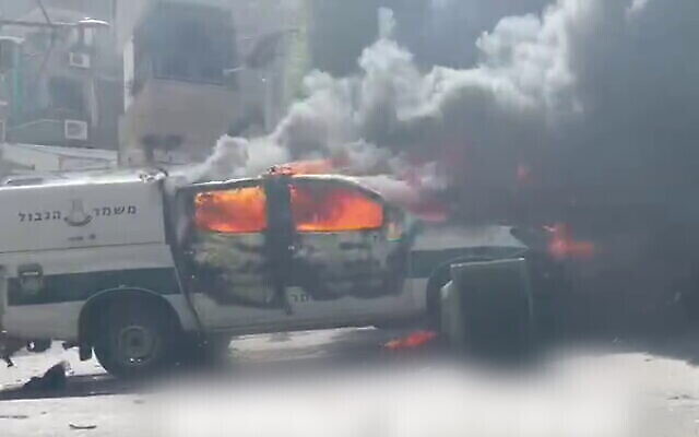 Deux voitures de police sont incendiées dans la ville de Deir al-Aasd, dans le nord d'Israël, au cours d'un affrontement entre des habitants et des officiers, le 19 juin 2021 (Capture d'écran/Twitter).