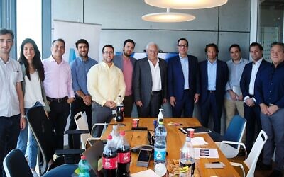 Yaron Carni, quatrième en partant de la gauche, David Friedman, au centre, et Steven Mnuchin, sixième en partant de la gauche, dans les bureaux de Maverick Ventures Israel rencontrant des entrepreneurs locaux, le 17 juin 2021. (Crédit : Michael Novoselov, Perimiter81)