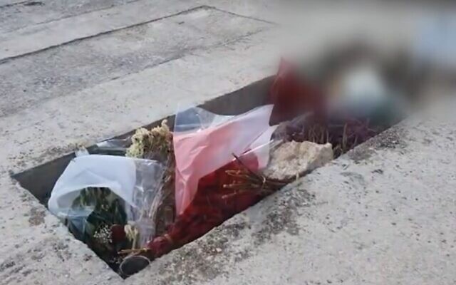 La tombe d'un soldat israélien mort en prison dans des circonstances peu claires. (Capture d'écran Kan) La tombe d'un soldat israélien mort en prison dans des circonstances peu claires. (Capture d'écran Kan)