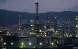 La zone industrielle de la baie de Haïfa, le 5 mai 2017. (Crédit : Yaniv Nadav/Flash90)