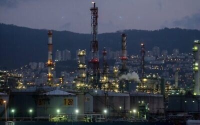 La zone industrielle de la baie de Haïfa, le 5 mai 2017. (Crédit : Yaniv Nadav/Flash90)