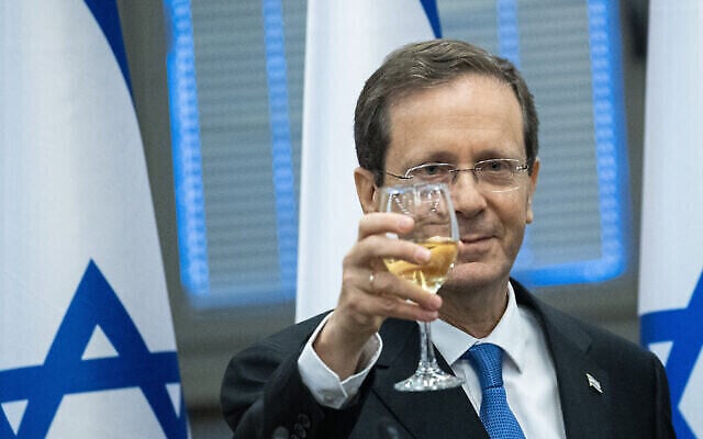 Isaac Herzog porte un toast à la Knesset après avoir été élu par les législateurs comme 11e président d'Israël, le 2 juin 2021. (Crédit : Yonatan Sindel/Flash90) Isaac Herzog porte un toast à la Knesset après avoir été élu par les législateurs comme 11e président d'Israël, le 2 juin 2021. (Crédit : Yonatan Sindel/Flash90)