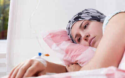 Illustration : Une patiente sous chimiothérapie allongée dans un lit d'hôpital. (Crédit : iStock via Getty Images)