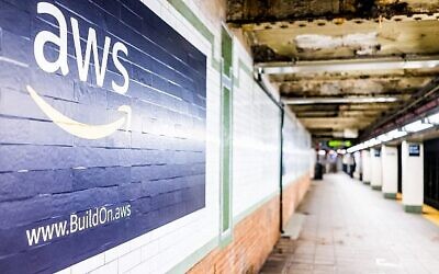 Publicité d'Amazon Web Services sur une plateforme souterraine dans une station de métro de New York (krblokhin ; iStock by Getty Images)