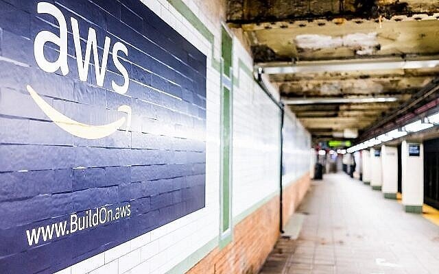 Publicité d'Amazon Web Services sur une plateforme souterraine dans une station de métro de New York (krblokhin ; iStock by Getty Images)