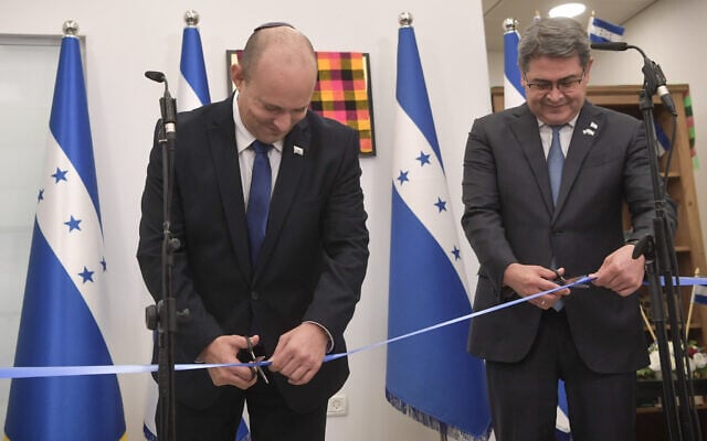 Le Premier ministre Naftali Bennett (G) et le président du Honduras Juan Orlando Hernández inaugurent la nouvelle ambassade du Honduras à Jérusalem, le 24 juin 2021. (Kobi Gideon/GPO) Le Premier ministre Naftali Bennett (G) et le président du Honduras Juan Orlando Hernández inaugurent la nouvelle ambassade du Honduras à Jérusalem, le 24 juin 2021. (Kobi Gideon/GPO)