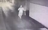 Des images des caméras de surveillance montrent des suspects lançant un cocktail Molotov contre la maison de la famille Gintazi à Jaffa, le 14 mai 2021. (Capture d'écran)