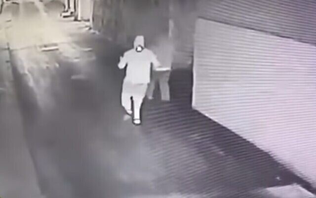 Des images des caméras de surveillance montrent des suspects lançant un cocktail Molotov contre la maison de la famille Gintazi à Jaffa, le 14 mai 2021. (Capture d'écran) Des images des caméras de surveillance montrent des suspects lançant un cocktail Molotov contre la maison de la famille Gintazi à Jaffa, le 14 mai 2021. (Capture d'écran)