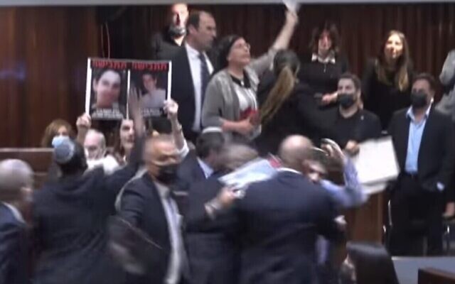 Des députés brandissant des portraits de victimes de la terreur lors d'une manifestation contre la prestation de serment du nouveau gouvernement, le 13 juin 2021. (Capture d'écran YouTube) Des députés brandissant des portraits de victimes de la terreur lors d'une manifestation contre la prestation de serment du nouveau gouvernement, le 13 juin 2021. (Capture d'écran YouTube)