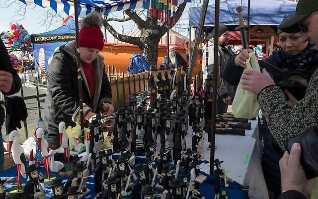 Les clients d'un marché de Cracovie achètent des figurines d'hommes orthodoxes hassidiques. (Crédit : Jason Francisco via JTA) Les clients d'un marché de Cracovie achètent des figurines d'hommes orthodoxes hassidiques. (Crédit : Jason Francisco via JTA)