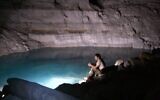 Le lac souterrain de la grotte d'Ayalon près de Ramle, dans le centre d'Israël. (Crédit : Israel Ne'eman)