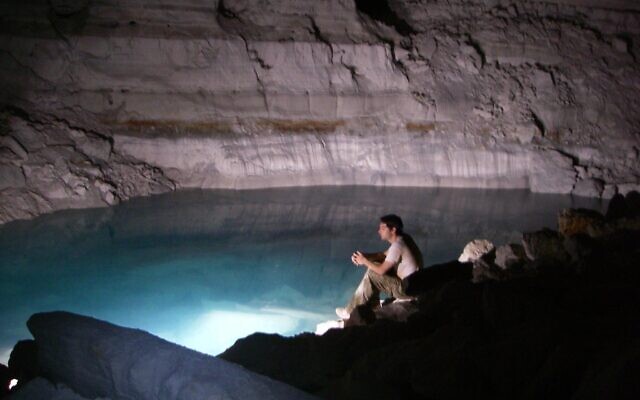 Le lac souterrain de la grotte d'Ayalon près de Ramle, dans le centre d'Israël. (Crédit : Israel Ne'eman)