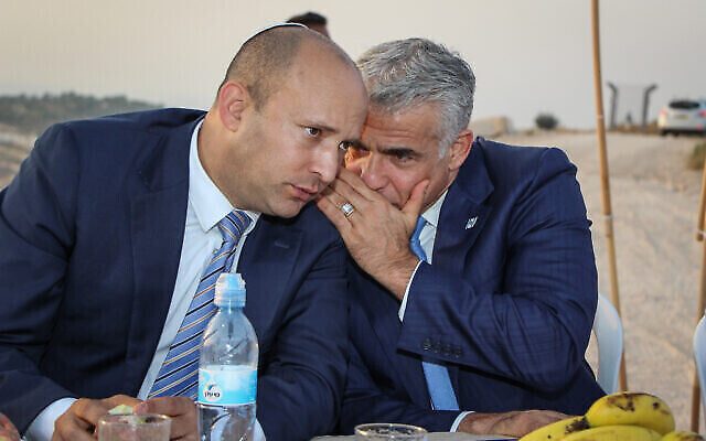 Naftali Bennett (G), alors ministre de l'Éducation, et Yair Lapid, président de Yesh Atid, lors d'une cérémonie à Netiv Haavot, dans l'implantation d'Elazar en Cisjordanie, le 23 juillet 2017. (Gershon Elinson/Flash90) Naftali Bennett (G), alors ministre de l'Éducation, et Yair Lapid, président de Yesh Atid, lors d'une cérémonie à Netiv Haavot, dans l'implantation d'Elazar en Cisjordanie, le 23 juillet 2017. (Gershon Elinson/Flash90)