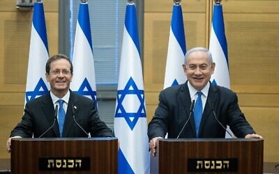 Le président élu Isaac Herzog avec le Premier ministre Benjamin Netanyahu à la Knesset après l'élection de Herzog, le 2 juin 2021. (Crédit : Yonatan Sindel/Flash90)