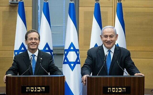 Le président élu Isaac Herzog avec le Premier ministre Benjamin Netanyahu à la Knesset après l'élection de Herzog, le 2 juin 2021. (Crédit : Yonatan Sindel/Flash90) Le président élu Isaac Herzog avec le Premier ministre Benjamin Netanyahu à la Knesset après l'élection de Herzog, le 2 juin 2021. (Crédit : Yonatan Sindel/Flash90)