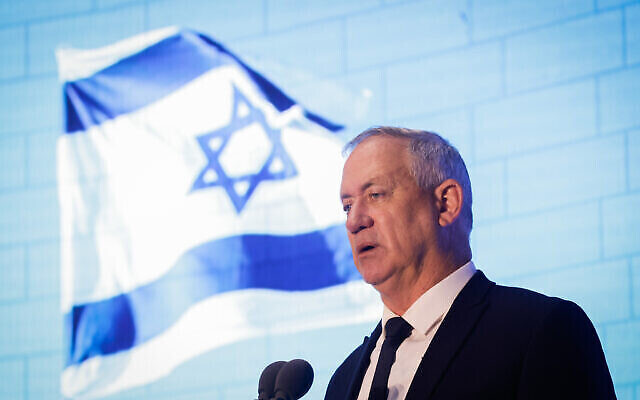 Le ministre de la Défense Benny Gantz prend la parole lors d'une cérémonie à la mémoire des soldats israéliens tués lors de la Seconde Guerre du Liban, au Hall national du souvenir au Mont Herzl à Jérusalem, le 24 juin 2021. (Olivier Fitoussi/Flash90)