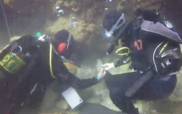 Capture d'écran d'une vidéo montrant le parc national sous-marin de Césarée, en Israël. (Capture d'écran : Treizième chaîne) Capture d'écran d'une vidéo montrant le parc national sous-marin de Césarée, en Israël. (Capture d'écran : Treizième chaîne)