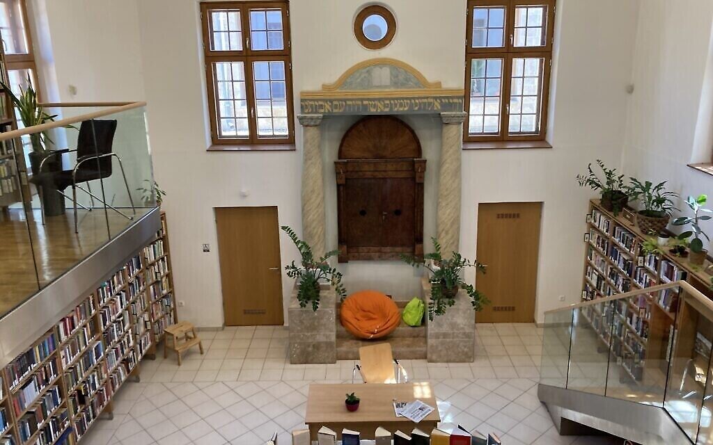 L'intérieur de la synagogue de style baroque de Nagyteteny, qui sert maintenant de bibliothèque publique. L'Arche sainte reste incrustée dans le mur est, le 11 mai 2021. (Crédit : Yaakov Schwartz/ Times of Israel)