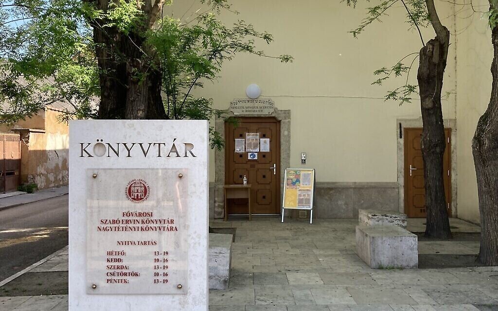 L'extérieur de la synagogue de style baroque de Nagyteteny, qui sert maintenant de bibliothèque publique. Une inscription en hébreu et en hongrois reste conservée au-dessus de la porte, le 11 mai 2021. (Crédit : Yaakov Schwartz/ Times of Israel)
