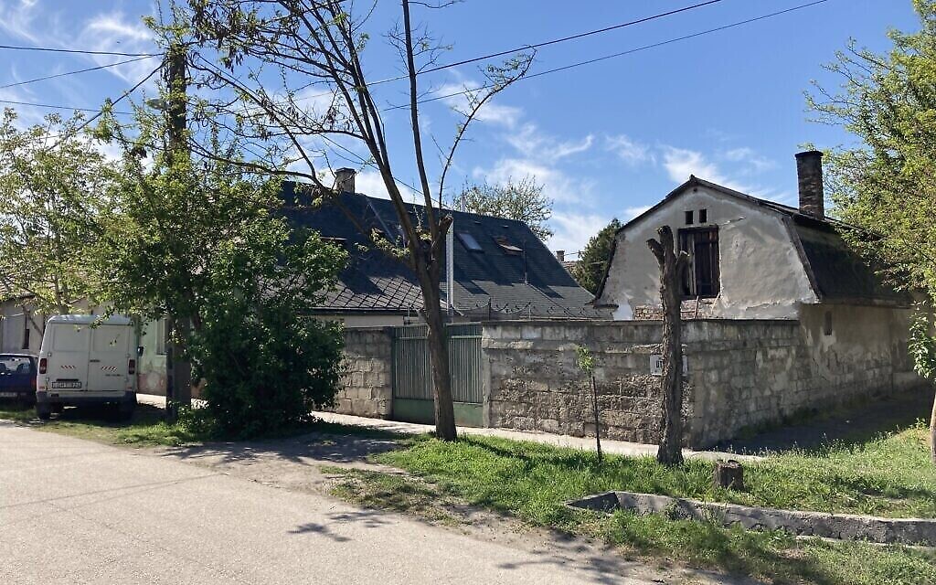 L'une des plus anciennes maisons de Nagyteteny, qui fait maintenant partie de la municipalité de Budapest, le 11 mai 2021. (Crédit : Yaakov Schwartz/ Times of Israel)