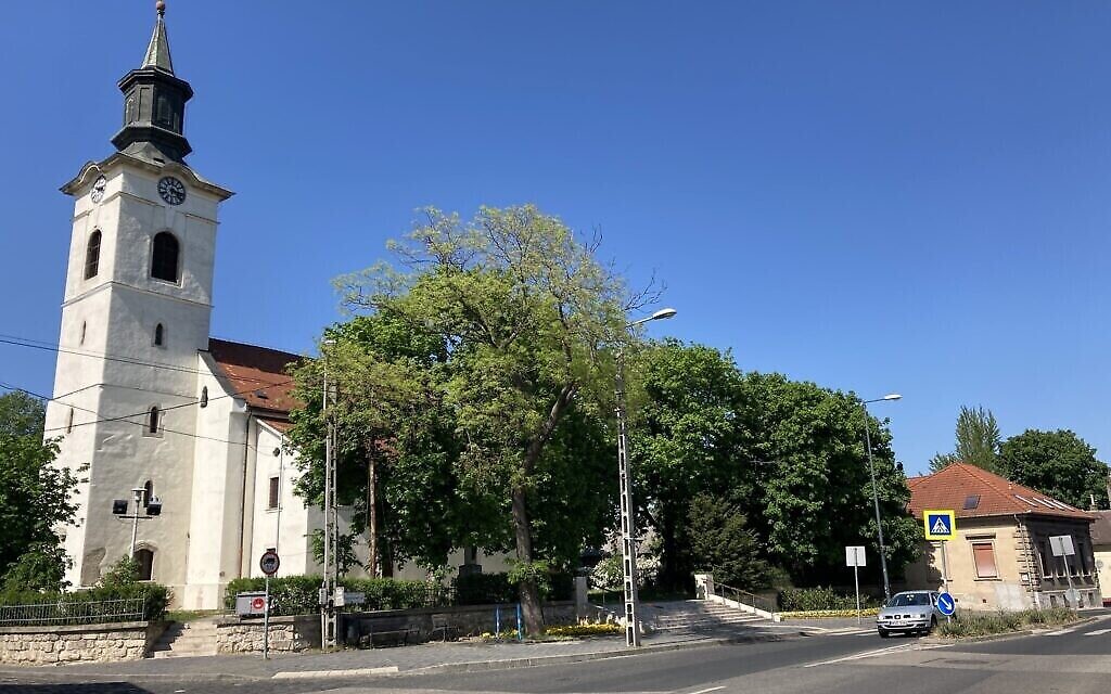 Une église dans l'une des rues principales de la petite commune de Nagyteteny, qui fait maintenant partie du 22e arrondissement de Budapest, le 11 mai 2021. (Crédit : Yaakov Schwartz/ Times of Israel)