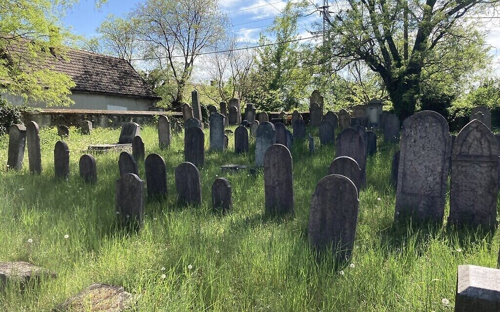 L'ancien cimetière juif de Nagyteteny, le 11 mai 2021. (Crédit : Yaakov Schwartz/ Times of Israel)