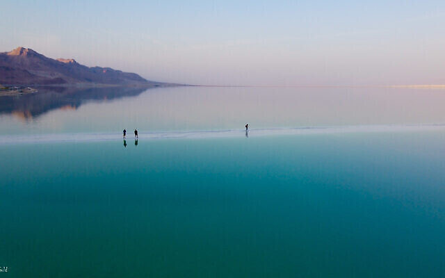 Une promenade sur la mer Morte par Moshe Gold, dont la première exposition de photographies a eu lieu le 3 juin 2021 à la cinémathèque de Jérusalem (avec l'aimable autorisation de Moshe Gold).