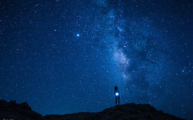 Un ciel plein d'étoiles à Mitzpe Ramon, par Moshe Gold, dont la première exposition de photographies a été inaugurée le 3 juin 2021 à la Cinémathèque de Jérusalem (avec l'aimable autorisation de Moshe Gold).