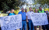 Des manifestants, dont le député de la Liste commune Ayman Odeh (au centre), organisent une manifestation contre la "loi sur le regroupement familial" devant la Knesset à Jérusalem, le 29 juin 2021. (Yonatan Sindel/Flash90)