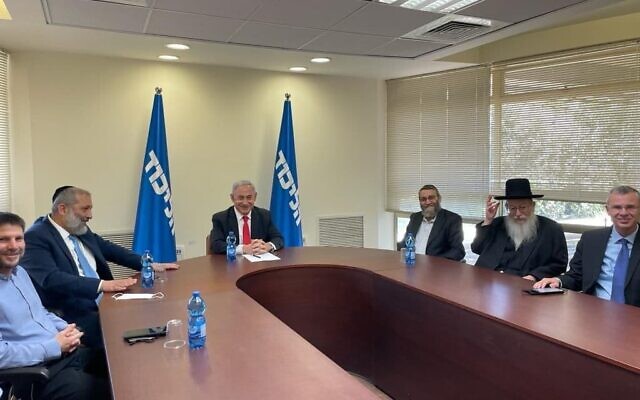 Benjamin Netanyahu et d'autres chefs de partis de l'opposition se rencontrent à la Knesset, le 14 juin 2021. (Autorisation/Likud) Benjamin Netanyahu et d'autres chefs de partis de l'opposition se rencontrent à la Knesset, le 14 juin 2021. (Autorisation/Likud)