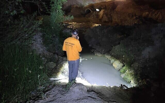 La police recherche un garçon porté disparu en périphérie de Beit Shemesh le 24 juin 2021. Il a été retrouvé mort par la suite. (Porte-parole de la police) La police recherche un garçon porté disparu en périphérie de Beit Shemesh le 24 juin 2021. Il a été retrouvé mort par la suite. (Porte-parole de la police)