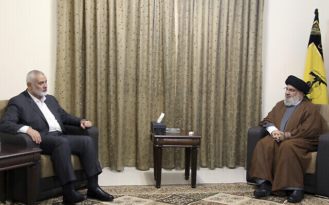 Sur cette photo publiée par le Bureau des relations avec les médias du Hezbollah, on voit le chef terroriste Sayyed Hassan Nasrallah, à droite, rencontrer Ismail Haniyeh, le chef du groupe terroriste palestinien du Hamas, à Beyrouth, au Liban, le 29 juin 2021. (Crédit : Bureau des relations avec les médias du Hezbollah, via AP)