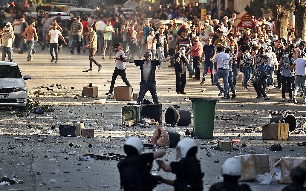 Un homme se tient debout, la poitrine dénudée, lors d'affrontements entre des manifestants palestiniens et les forces de sécurité palestiniennes dans la ville de Ramallah, en Cisjordanie, le 26 juin 2021, à la suite d'une manifestation contre la mort du militant des droits de l'homme Nizar Banat, alors qu'il était détenu par les forces de sécurité de l'Autorité palestinienne (AP) en début de semaine. (ABBAS MOMANI / AFP) Un homme se tient debout, la poitrine dénudée, lors d'affrontements entre des manifestants palestiniens et les forces de sécurité palestiniennes dans la ville de Ramallah, en Cisjordanie, le 26 juin 2021, à la suite d'une manifestation contre la mort du militant des droits de l'homme Nizar Banat, alors qu'il était détenu par les forces de sécurité de l'Autorité palestinienne (AP) en début de semaine. (ABBAS MOMANI / AFP)